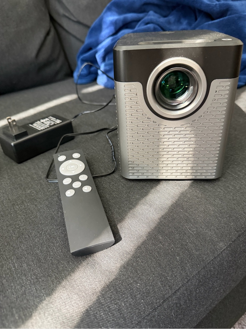 GPX Movie+ Portable Projector in Silver and Black - brand new - Picture 4 of 4